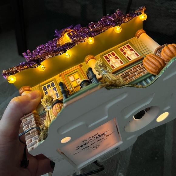 SOLD!!! Dept 56 Halloween "1031 Trick or Treat Drive" Retired - Picture 14 of 17